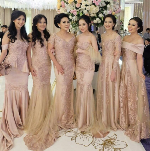 Gaun bridesmaid dengan model mermaid